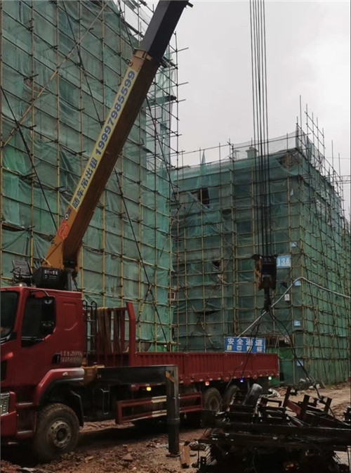 若羌县“慢工细活”—— 吊车的 “微动控制” 技术